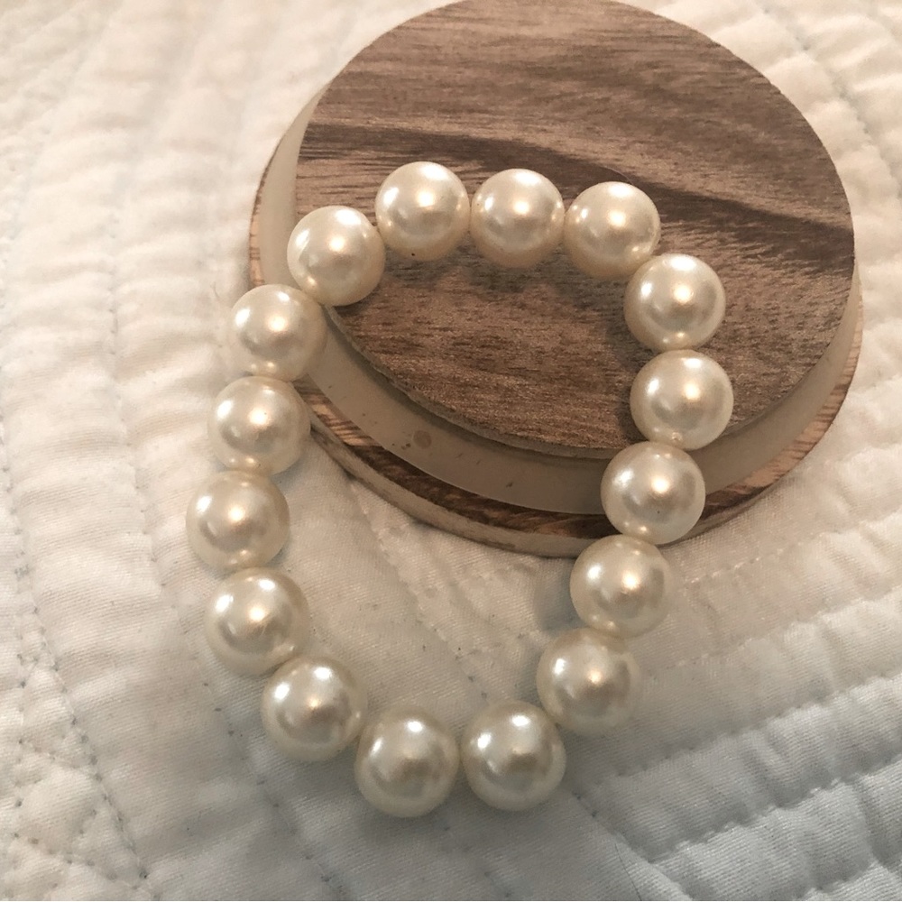 Beaded white pearl like stretch bracelet